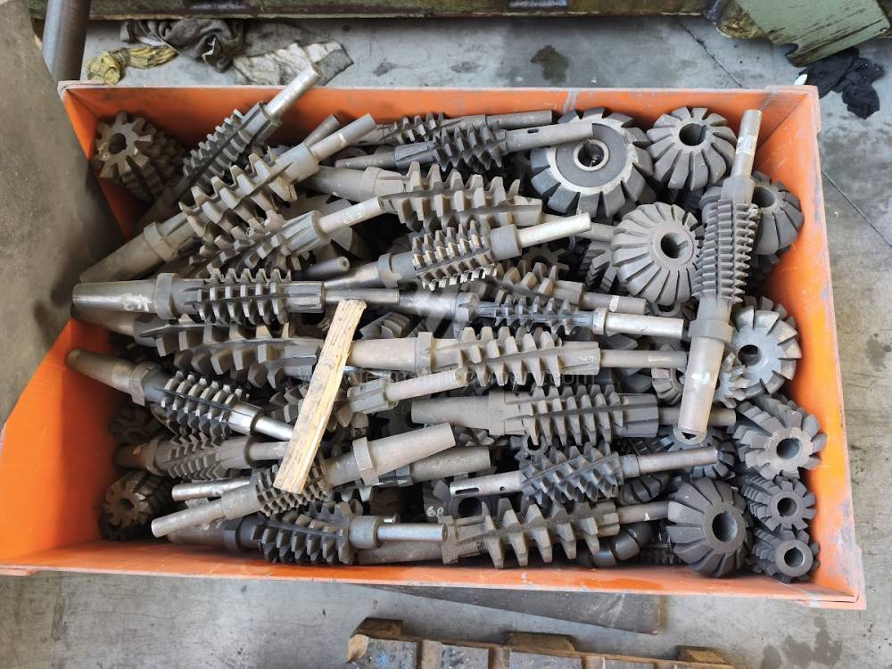 Maquinaria para fabricación de engranajes / Máquina de tallar engranajes por fresa-madre / FO 10