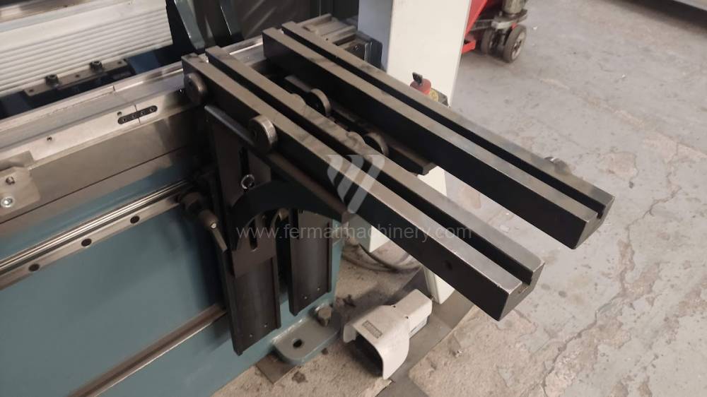 AD-R 2060